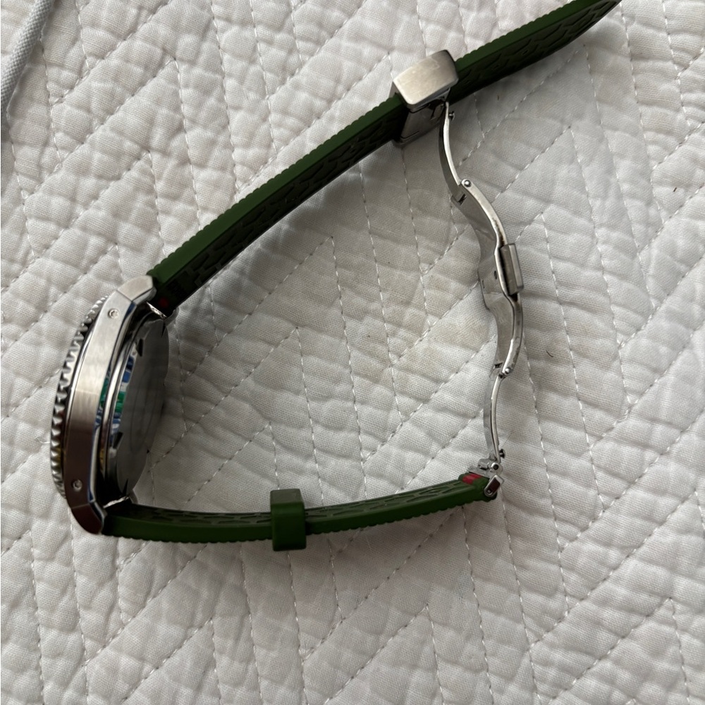 Gucci Dive Watch with Black Dial and Green-Red Strap - Picture 6 of 10
